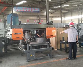 河南客戶(hù)實(shí)地考察石墨鋸切鋸床