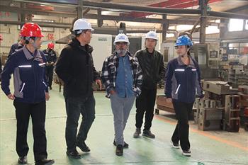 印度客戶來金鋒鋸業(yè)考察帶鋸床